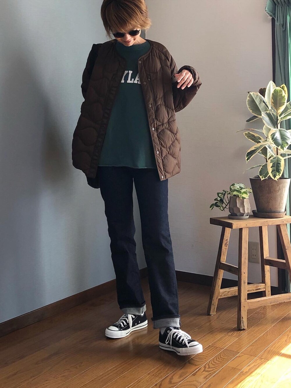 ブラウン系のダウンジャケット/コート、ホワイト系のスウェットパンツ、ブラウン系のスニーカーを着用したレディースの秋コーディネートの4枚目の写真