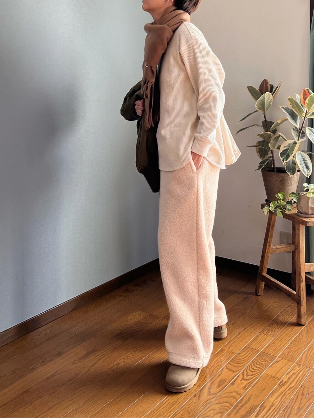 「私の推しブランド、ボア、ボアパンツ、ワイドパンツ、UNIQLO、ユニクロ、ママコーデ、高身長コーデ、マフラー、MA-1、ブーツ、冬コーデ、あったかコーデ」|「JOURNAL STANDARDのビッグMA-1◆(MA-1、グリーン系)」を使った、みーさん(レディース・171cm)の冬コーディネートの3枚目の写真