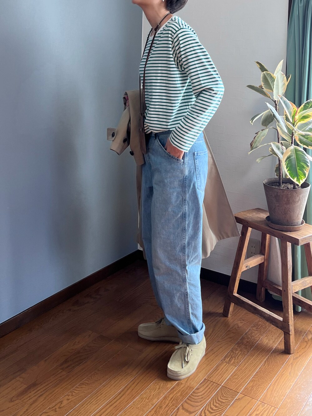 「UNIQLO、UNIQLO U、ユニクロ、上下UNIQLO、高身長女子、高身長コーデ、ママコーデ、骨格ウェーブ、トレンチコート、カジュアルコーデ、ボーダートップス、ほめられ本命コーデ、ワラビー、clarks」｜「UNIQLOのアイテム（Tシャツ/カットソー、ホワイト系）」を使った、みーさん（レディース・171cm）の冬コーディネートの3枚目の写真
