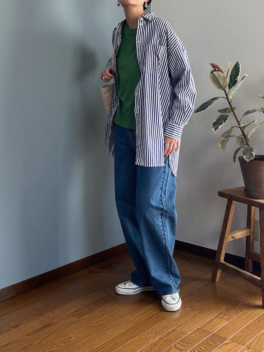 「UNIQLO、UNIQLO U、ユニクロ、上下UNIQLO、グリーン、ドルマン、コンバース、プチプラコーデ、高身長コーデ、春服みてみて、大人カジュアル、プチプラ、新作、着回しコーデ、春コーデ」|「UNIQLOのアイテム(シャツ/ブラウス、ホワイト系)」を使った、みーさん(レディース・171cm)の春コーディネートの4枚目の写真