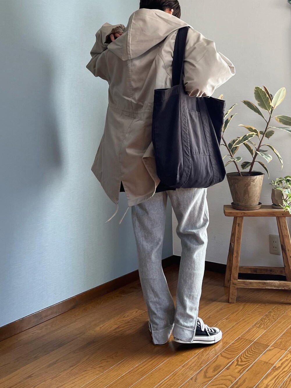 「モッズコート、ミドル丈、スウェットパンツ、ロゴスウェット、グリーン、ユニクロ、UNIQLO、高身長女子、高身長コーデ、ママコーデ、カジュアル、パンツスタイル」｜「ROOPTOKYOの【ROOPTOKYOオリジナル】ビッグシルエット M-65 ライナーセット ショート丈モッズコート/コート＆キルティングライナーセット/2枚セット/3WAY（モッズコート、ベージュ系）」を使った、みーさん（レディース・171cm）の冬コーディネートの5枚目の写真