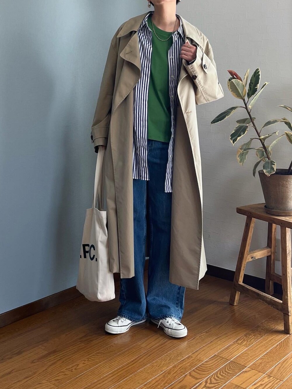 「UNIQLO、UNIQLO U、ユニクロ、上下UNIQLO、グリーン、ドルマン、コンバース、プチプラコーデ、高身長コーデ、春服みてみて、大人カジュアル、プチプラ、新作、着回しコーデ、春コーデ」|「UNIQLOのアイテム(シャツ/ブラウス、ホワイト系)」を使った、みーさん(レディース・171cm)の春コーディネートの3枚目の写真