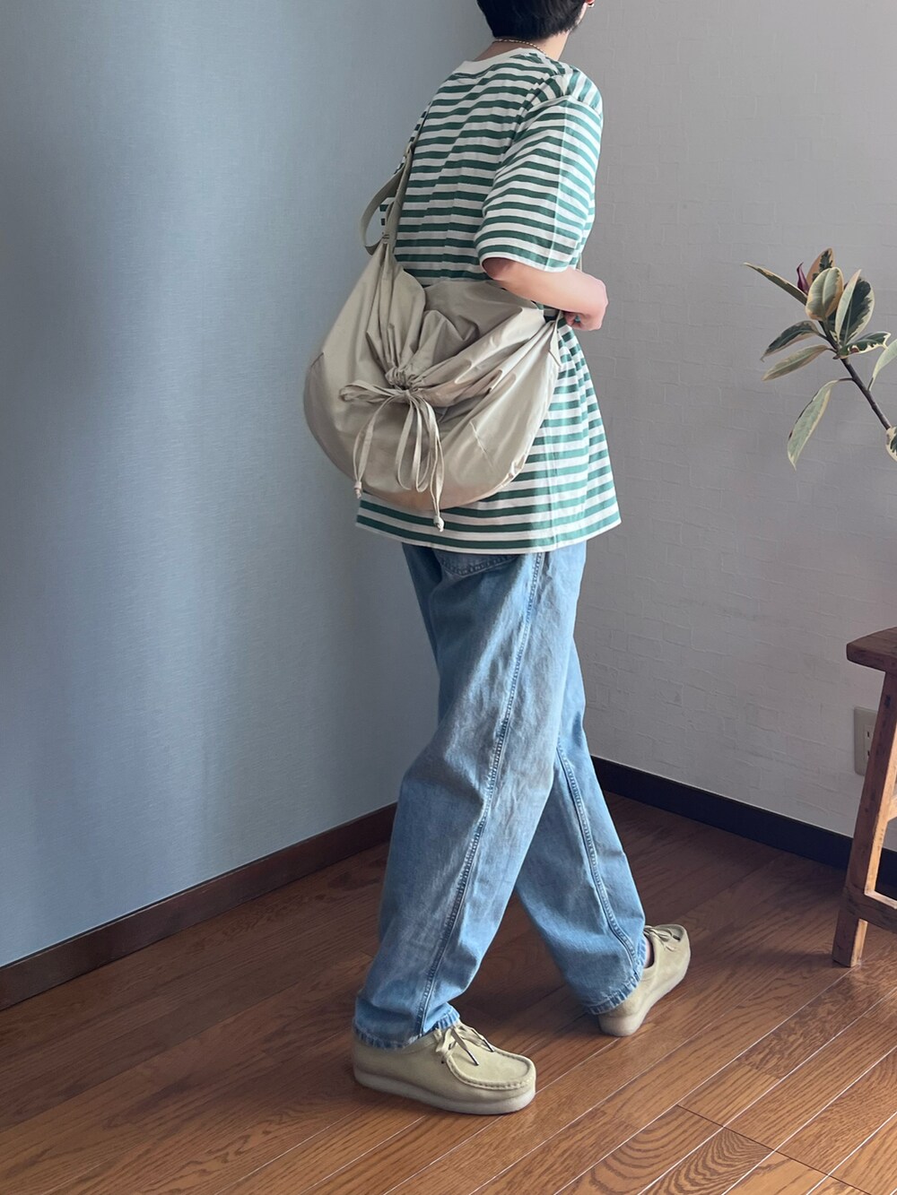 グリーン系のTシャツ/カットソー、ブルー系のデニムジャケット、ホワイト系のデニムパンツを着用したレディースの春コーディネートの3枚目の写真