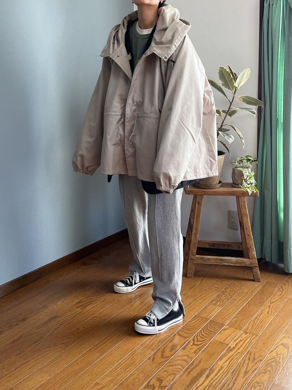 「モッズコート、ミドル丈、スウェットパンツ、ロゴスウェット、グリーン、ユニクロ、UNIQLO、高身長女子、高身長コーデ、ママコーデ、カジュアル、パンツスタイル」｜「ROOPTOKYOの【ROOPTOKYOオリジナル】ビッグシルエット M-65 ライナーセット ショート丈モッズコート/コート＆キルティングライナーセット/2枚セット/3WAY（モッズコート、ベージュ系）」を使った、みーさん（レディース・171cm）の冬コーディネートの4枚目の写真