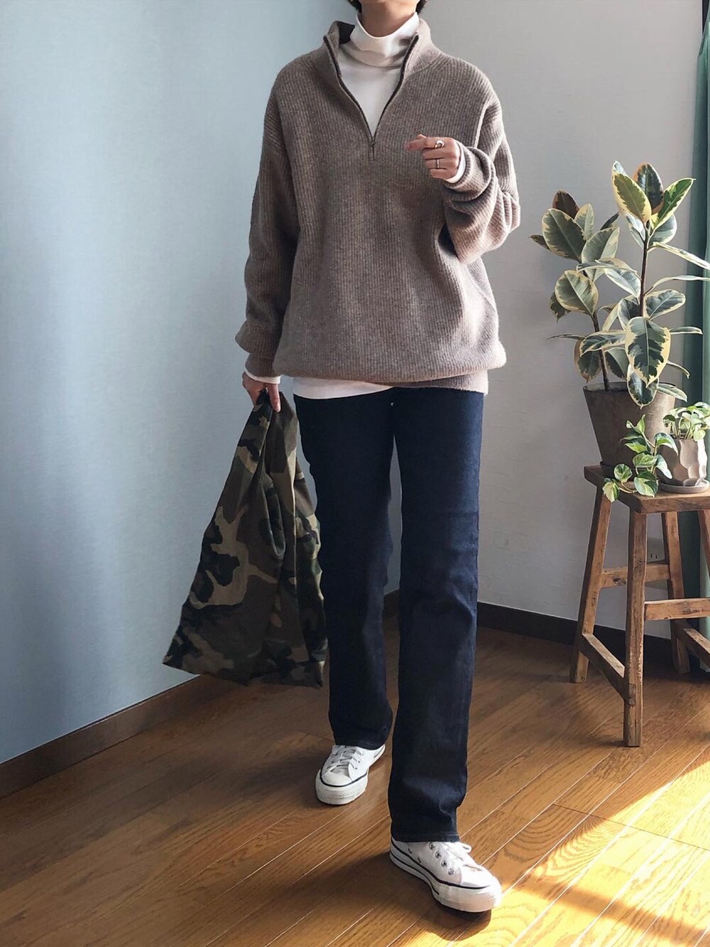 「カモフラ、UNIQLO、冬コーデ、タートルネック、ノーカラーコート、ユニクロ、白スニーカー、ボアジャケット、カーゴスカート、ミリタリースカート、高身長女子、ハーフジップ、高身長コーデ、ハーフジップニット、サイドゴアブーツ」｜「FREAK'S STOREの【WEB限定】WILDTHINGS/ワイルドシングス別注 FLUFFY ボアノーカラーコート(LONG、ボアブルゾン)（ノーカラージャケット、ホワイト系）」を使った、みーさん（レディース・171cm）の秋コーディネートの2枚目の写真