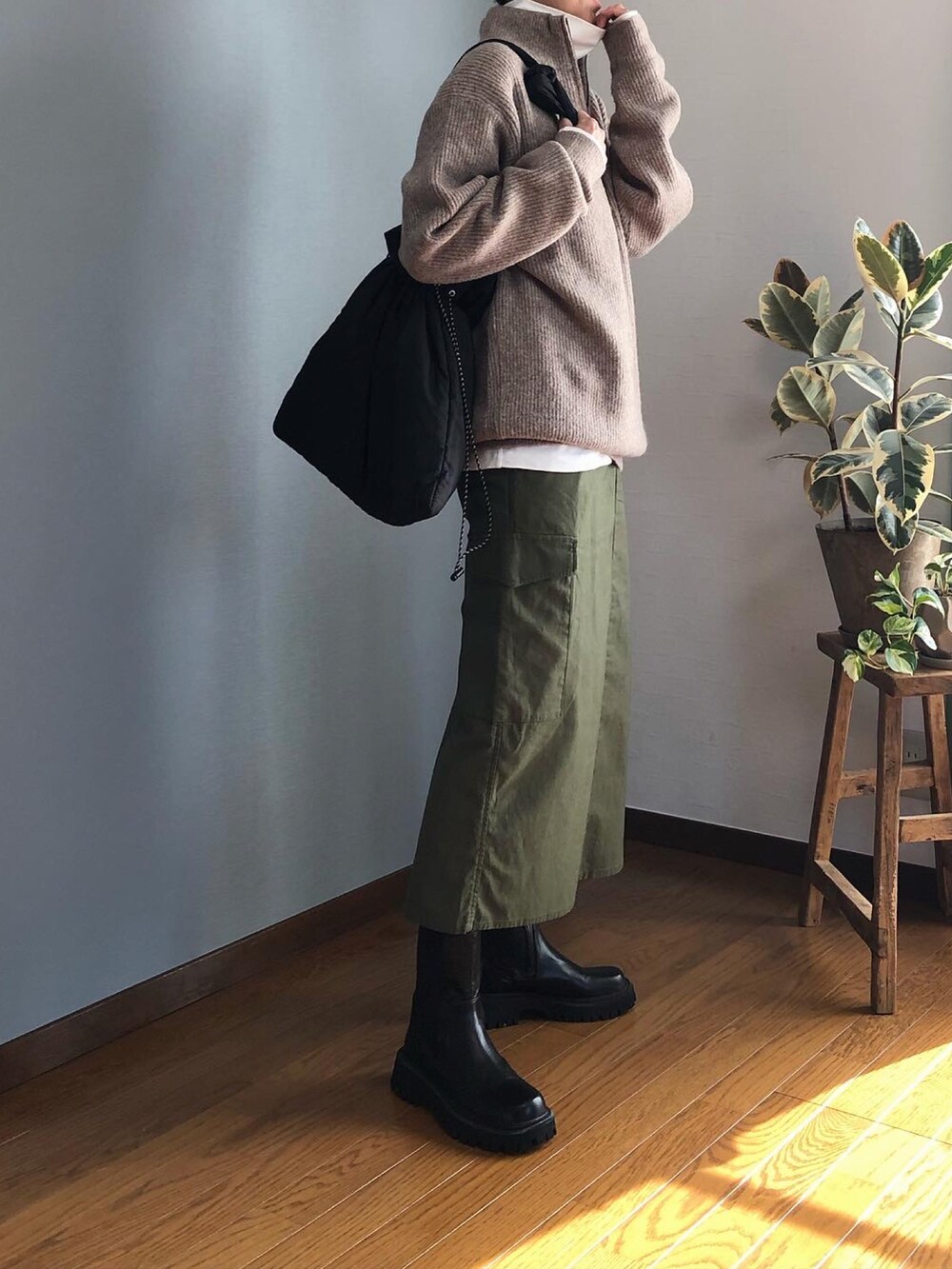 「カモフラ、UNIQLO、冬コーデ、タートルネック、ノーカラーコート、ユニクロ、白スニーカー、ボアジャケット、カーゴスカート、ミリタリースカート、高身長女子、ハーフジップ、高身長コーデ、ハーフジップニット、サイドゴアブーツ」｜「FREAK'S STOREの【WEB限定】WILDTHINGS/ワイルドシングス別注 FLUFFY ボアノーカラーコート(LONG、ボアブルゾン)（ノーカラージャケット、ホワイト系）」を使った、みーさん（レディース・171cm）の秋コーディネートの3枚目の写真