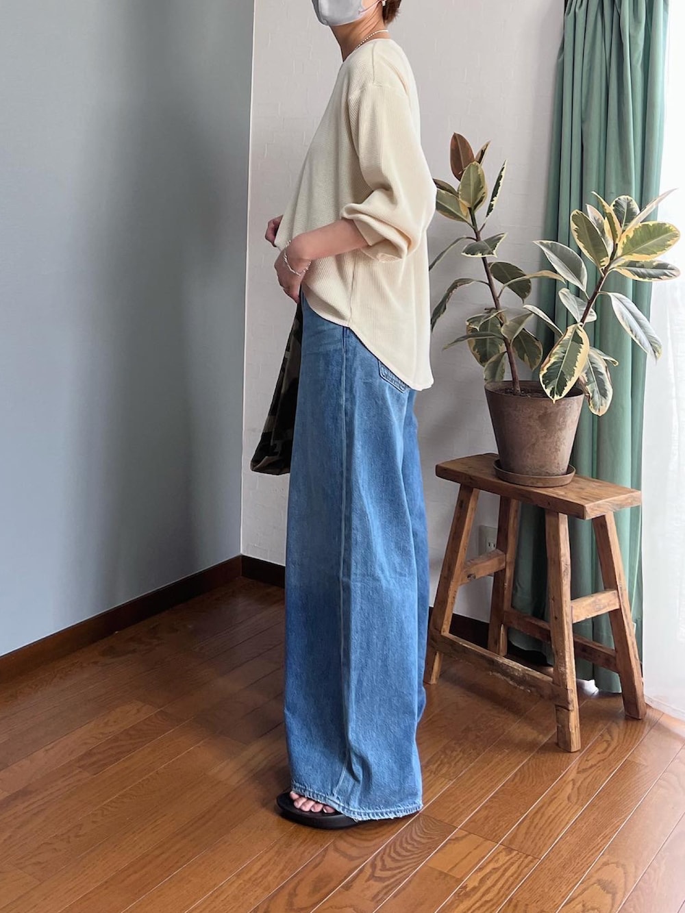 ホワイト系のTシャツ/カットソー、ブルー系のデニムパンツ、ホワイト系のサンダルを着用したレディースの夏コーディネートの2枚目の写真