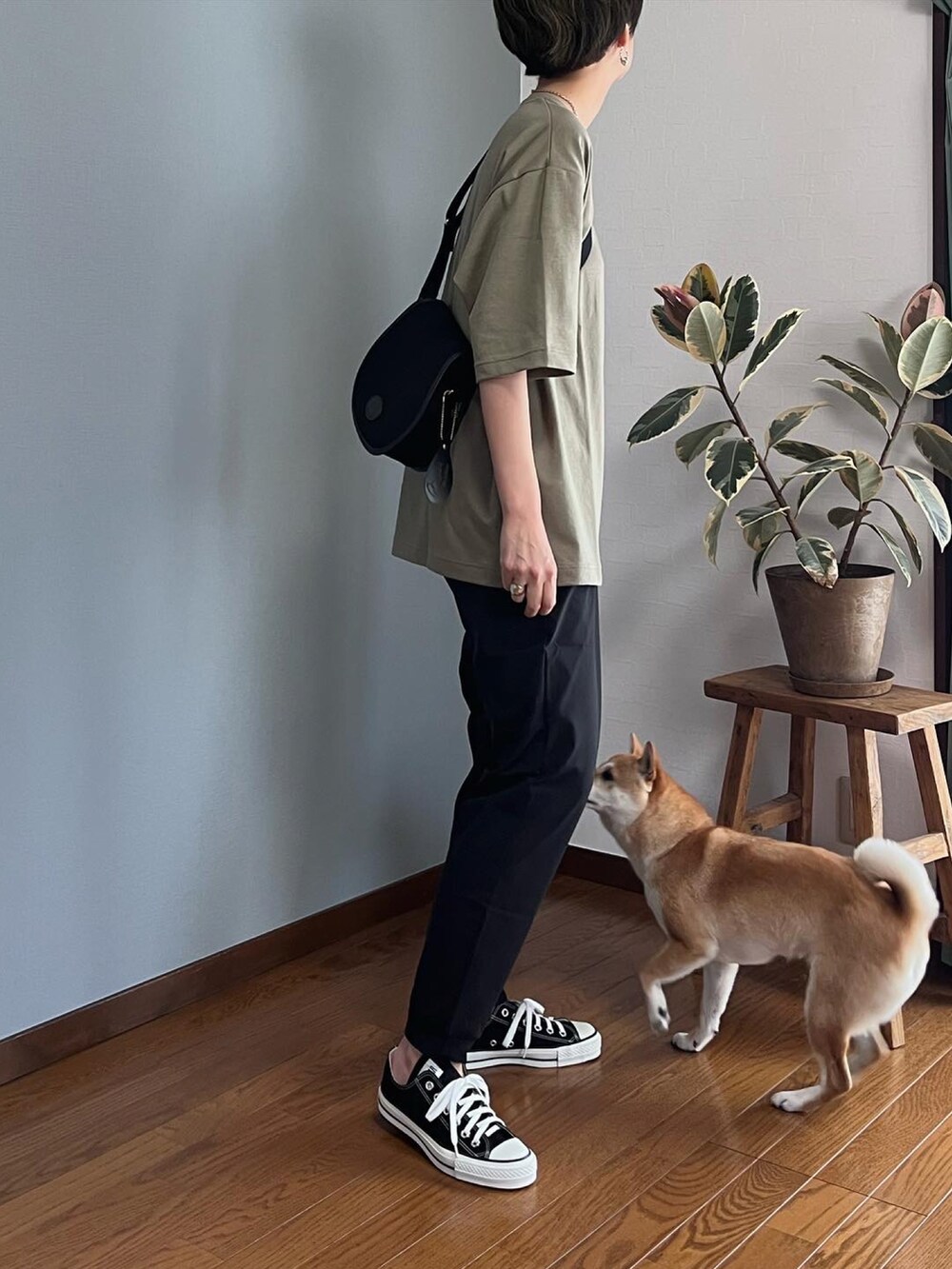 グリーン系のTシャツ/カットソー、ブラック系のパンツ、ブラック系のショルダーバッグを着用したレディースの春コーディネートの4枚目の写真