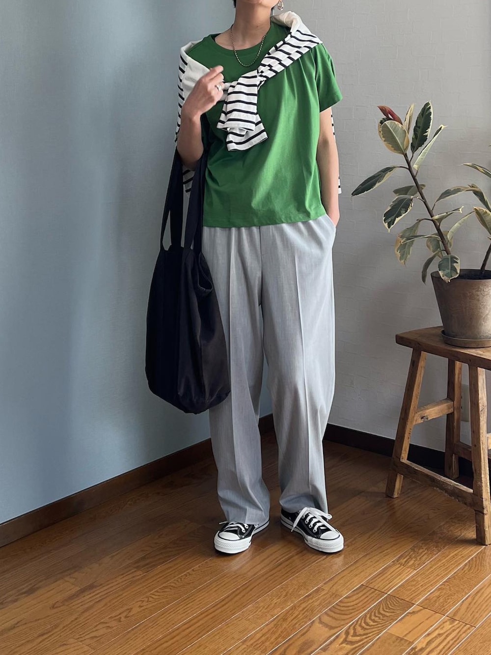 「UNIQLO、UNIQLO U、ユニクロ、上下UNIQLO、グリーン、ドルマン、コンバース、プチプラコーデ、高身長コーデ、春服みてみて、大人カジュアル、プチプラ、新作、着回しコーデ、春コーデ」|「UNIQLOのアイテム(シャツ/ブラウス、ホワイト系)」を使った、みーさん(レディース・171cm)の春コーディネートの5枚目の写真