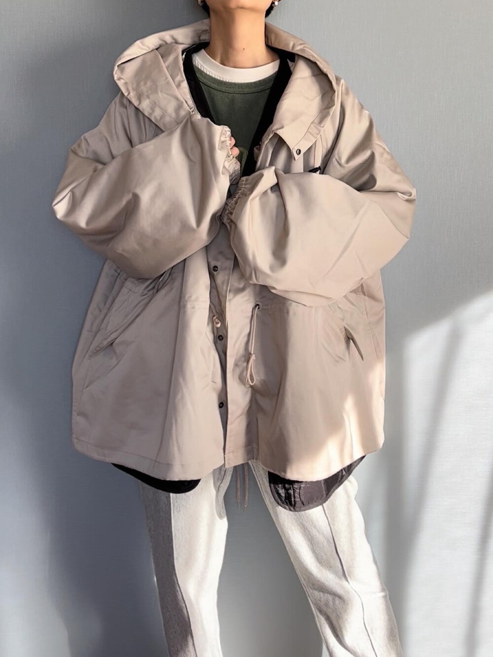 「モッズコート、ミドル丈、スウェットパンツ、ロゴスウェット、グリーン、ユニクロ、UNIQLO、高身長女子、高身長コーデ、ママコーデ、カジュアル、パンツスタイル」｜「ROOPTOKYOの【ROOPTOKYOオリジナル】ビッグシルエット M-65 ライナーセット ショート丈モッズコート/コート＆キルティングライナーセット/2枚セット/3WAY（モッズコート、ベージュ系）」を使った、みーさん（レディース・171cm）の冬コーディネートの2枚目の写真