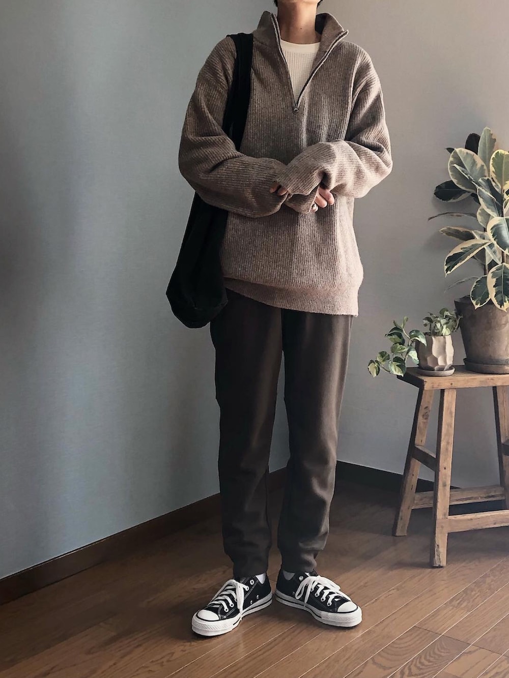 「カモフラ、UNIQLO、冬コーデ、タートルネック、ノーカラーコート、ユニクロ、白スニーカー、ボアジャケット、カーゴスカート、ミリタリースカート、高身長女子、ハーフジップ、高身長コーデ、ハーフジップニット、サイドゴアブーツ」｜「FREAK'S STOREの【WEB限定】WILDTHINGS/ワイルドシングス別注 FLUFFY ボアノーカラーコート(LONG、ボアブルゾン)（ノーカラージャケット、ホワイト系）」を使った、みーさん（レディース・171cm）の秋コーディネートの5枚目の写真