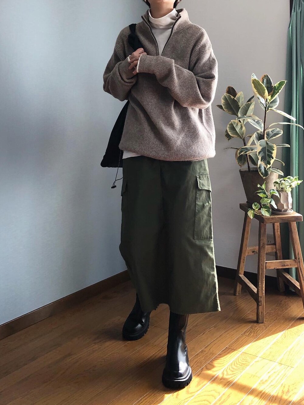 「カモフラ、UNIQLO、冬コーデ、タートルネック、ノーカラーコート、ユニクロ、白スニーカー、ボアジャケット、カーゴスカート、ミリタリースカート、高身長女子、ハーフジップ、高身長コーデ、ハーフジップニット、サイドゴアブーツ」｜「FREAK'S STOREの【WEB限定】WILDTHINGS/ワイルドシングス別注 FLUFFY ボアノーカラーコート(LONG、ボアブルゾン)（ノーカラージャケット、ホワイト系）」を使った、みーさん（レディース・171cm）の秋コーディネートの4枚目の写真