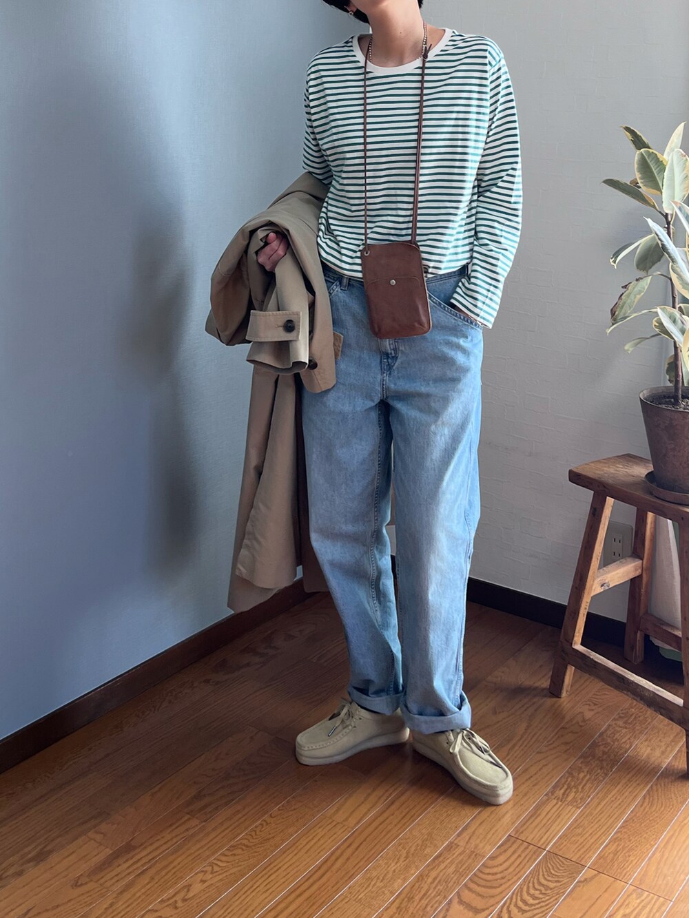 「UNIQLO、UNIQLO U、ユニクロ、上下UNIQLO、高身長女子、高身長コーデ、ママコーデ、骨格ウェーブ、トレンチコート、カジュアルコーデ、ボーダートップス、ほめられ本命コーデ、ワラビー、clarks」｜「UNIQLOのアイテム（Tシャツ/カットソー、ホワイト系）」を使った、みーさん（レディース・171cm）の冬コーディネートの2枚目の写真