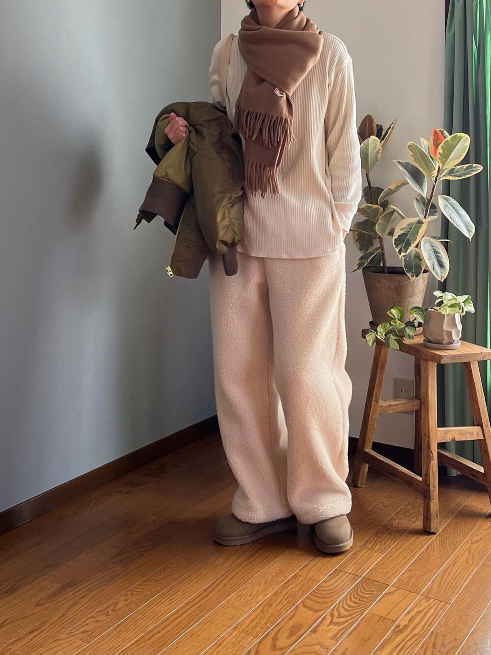 「私の推しブランド、ボア、ボアパンツ、ワイドパンツ、UNIQLO、ユニクロ、ママコーデ、高身長コーデ、マフラー、MA-1、ブーツ、冬コーデ、あったかコーデ」|「JOURNAL STANDARDのビッグMA-1◆(MA-1、グリーン系)」を使った、みーさん(レディース・171cm)の冬コーディネートの4枚目の写真
