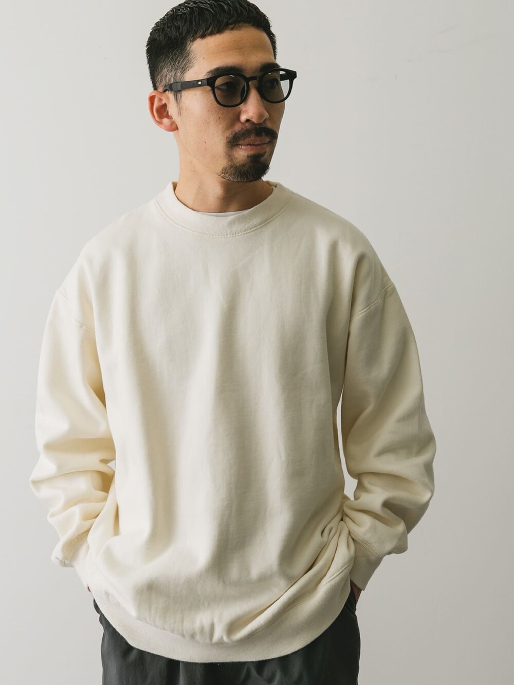「スポーツミックス、スウェット、秋コーデ、シンプルスタイル、ラフコーデ、大人カジュアル、ストリート、メレル、スニーカー、アーバンリサーチドアーズ、低身長、低身長コーデ」｜「URBAN RESEARCH DOORSの裏起毛クルーネックスウェット（スウェット、ホワイト系）」を使った、maedaさん（メンズ・168cm）の秋コーディネートの3枚目の写真