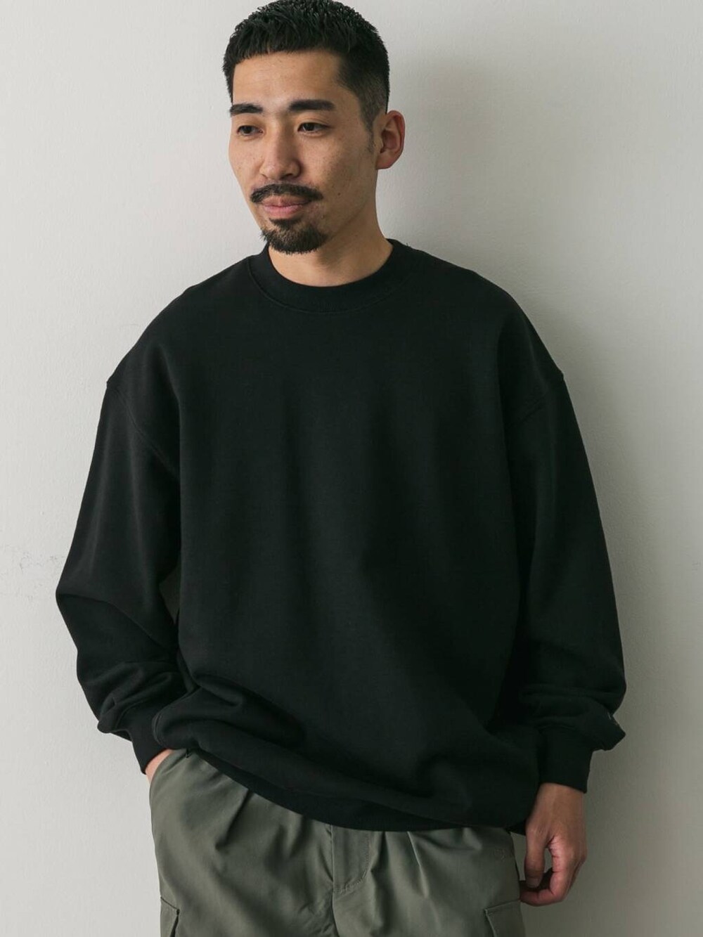 グリーン系のその他パンツ、ブラック系のスウェットを着用したメンズの秋コーディネートの5枚目の写真