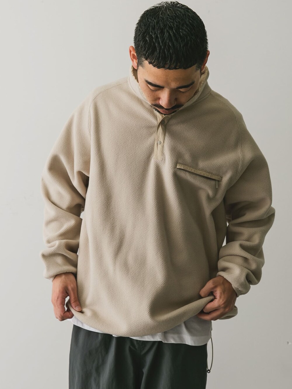 ホワイト系のその他トップスを着用したメンズの秋コーディネートの7枚目の写真