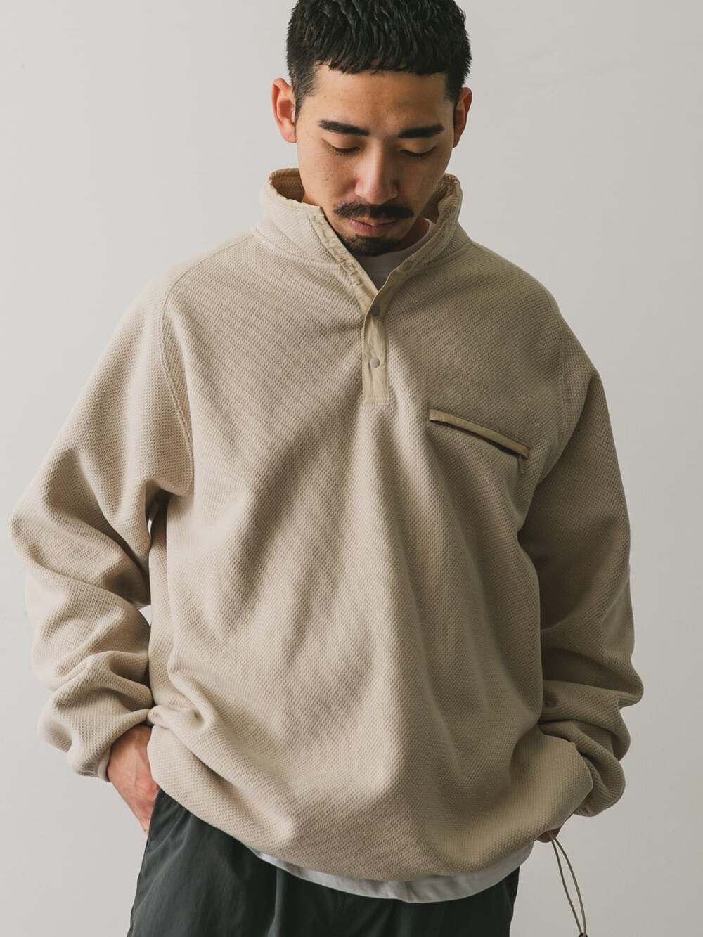 ホワイト系のその他トップスを着用したメンズの秋コーディネートの3枚目の写真