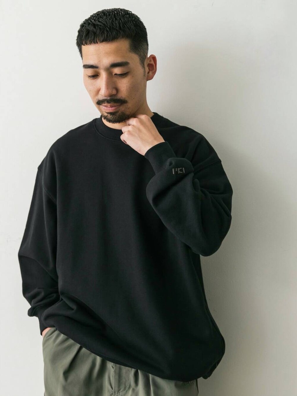 グリーン系のその他パンツ、ブラック系のスウェットを着用したメンズの秋コーディネートの4枚目の写真