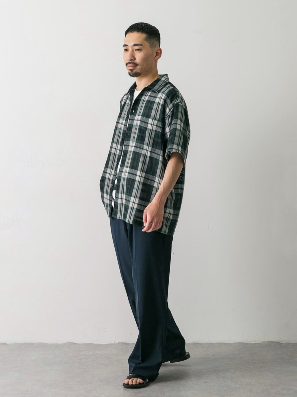 グリーン系のシャツ/ブラウスを着用したメンズの夏コーディネートの2枚目の写真