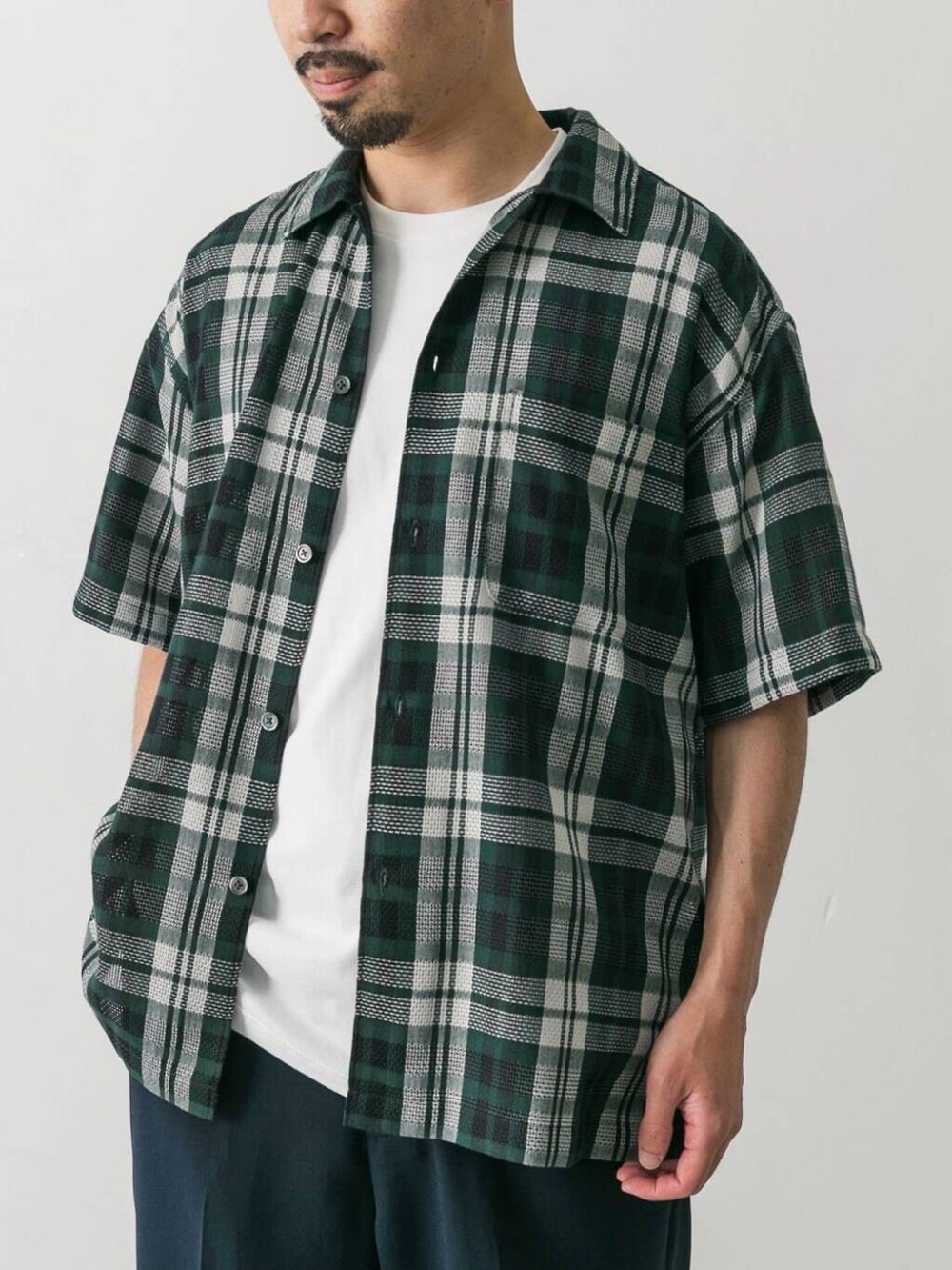 グリーン系のシャツ/ブラウスを着用したメンズの夏コーディネートの3枚目の写真