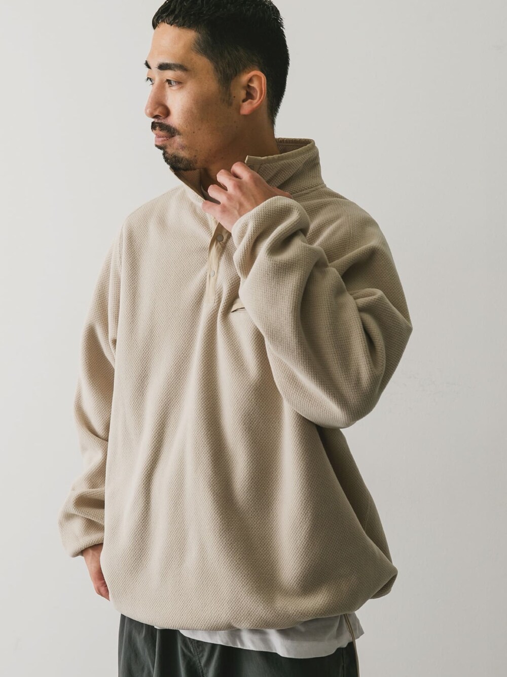 ホワイト系のその他トップスを着用したメンズの秋コーディネートの6枚目の写真