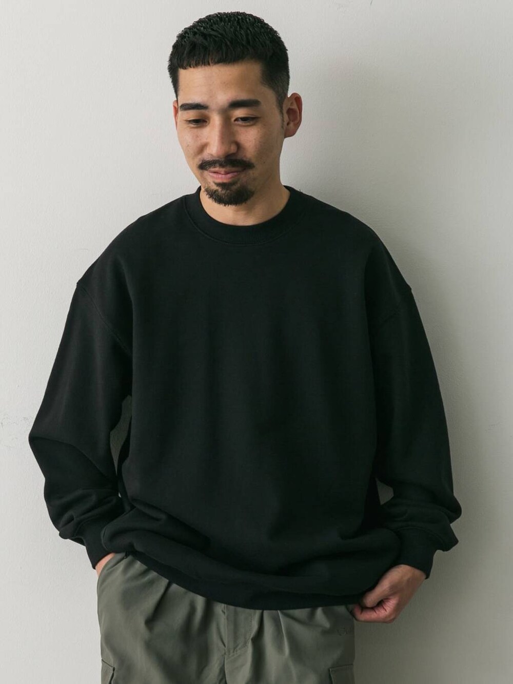 グリーン系のその他パンツ、ブラック系のスウェットを着用したメンズの秋コーディネートの6枚目の写真