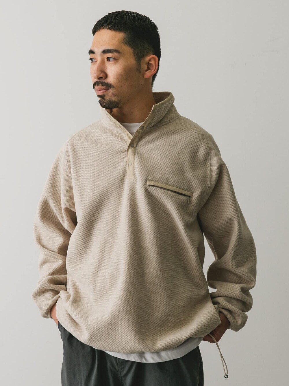 ホワイト系のその他トップスを着用したメンズの秋コーディネートの5枚目の写真