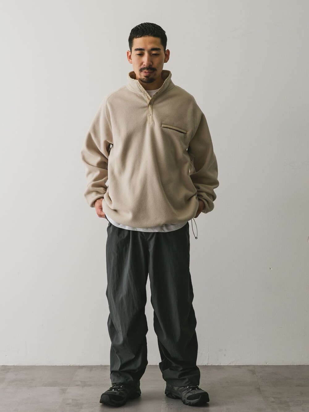 ホワイト系のその他トップスを着用したメンズの秋コーディネートの2枚目の写真