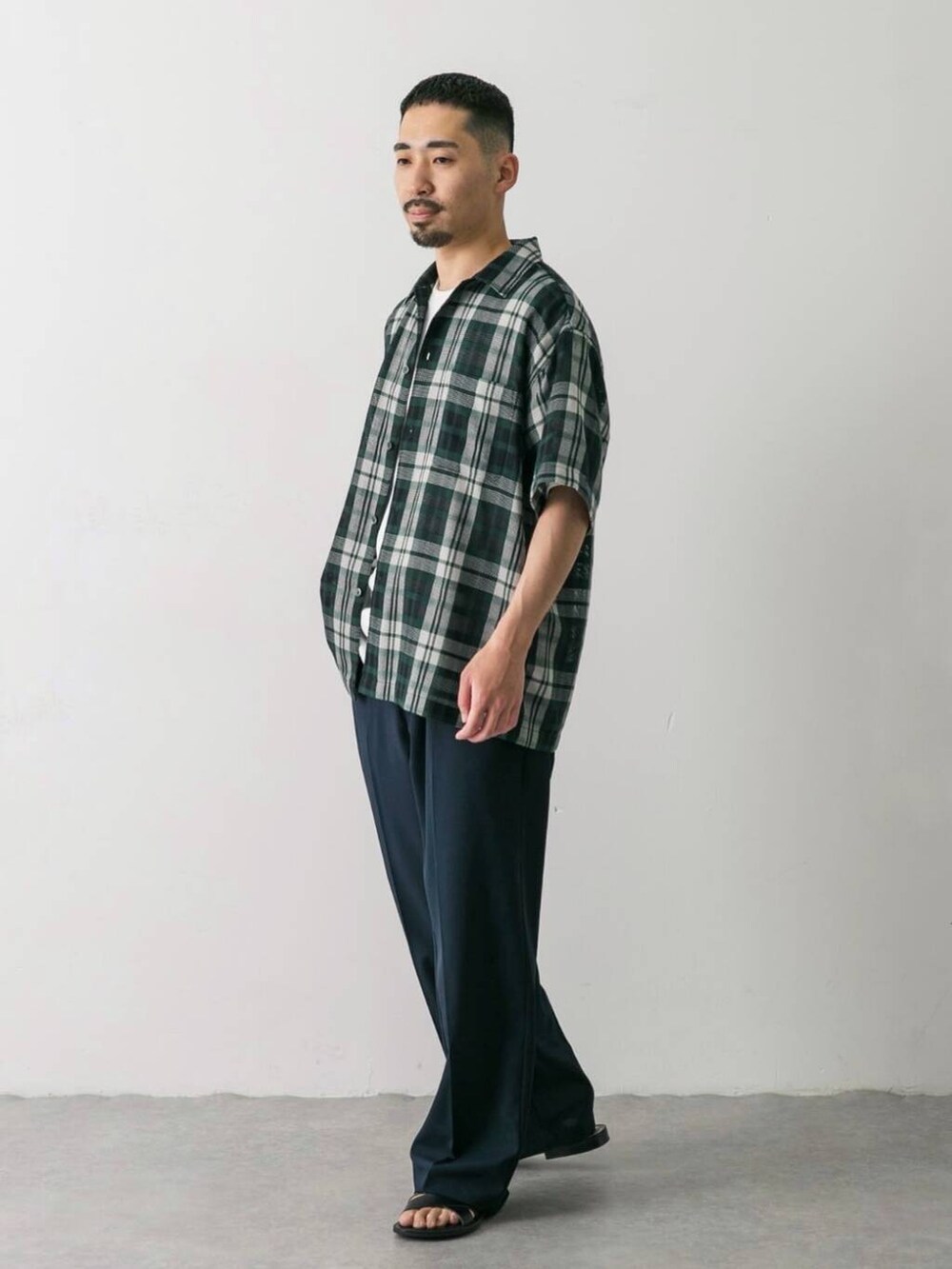 グリーン系のシャツ/ブラウスを着用したメンズの夏コーディネートの2枚目の写真