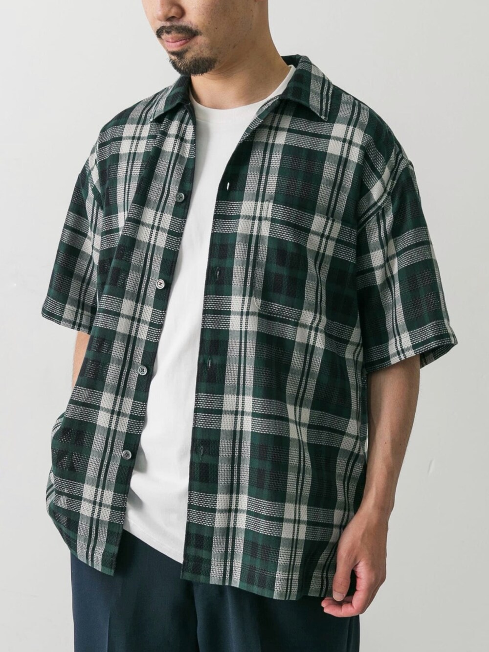 グリーン系のシャツ/ブラウスを着用したメンズの夏コーディネートの3枚目の写真