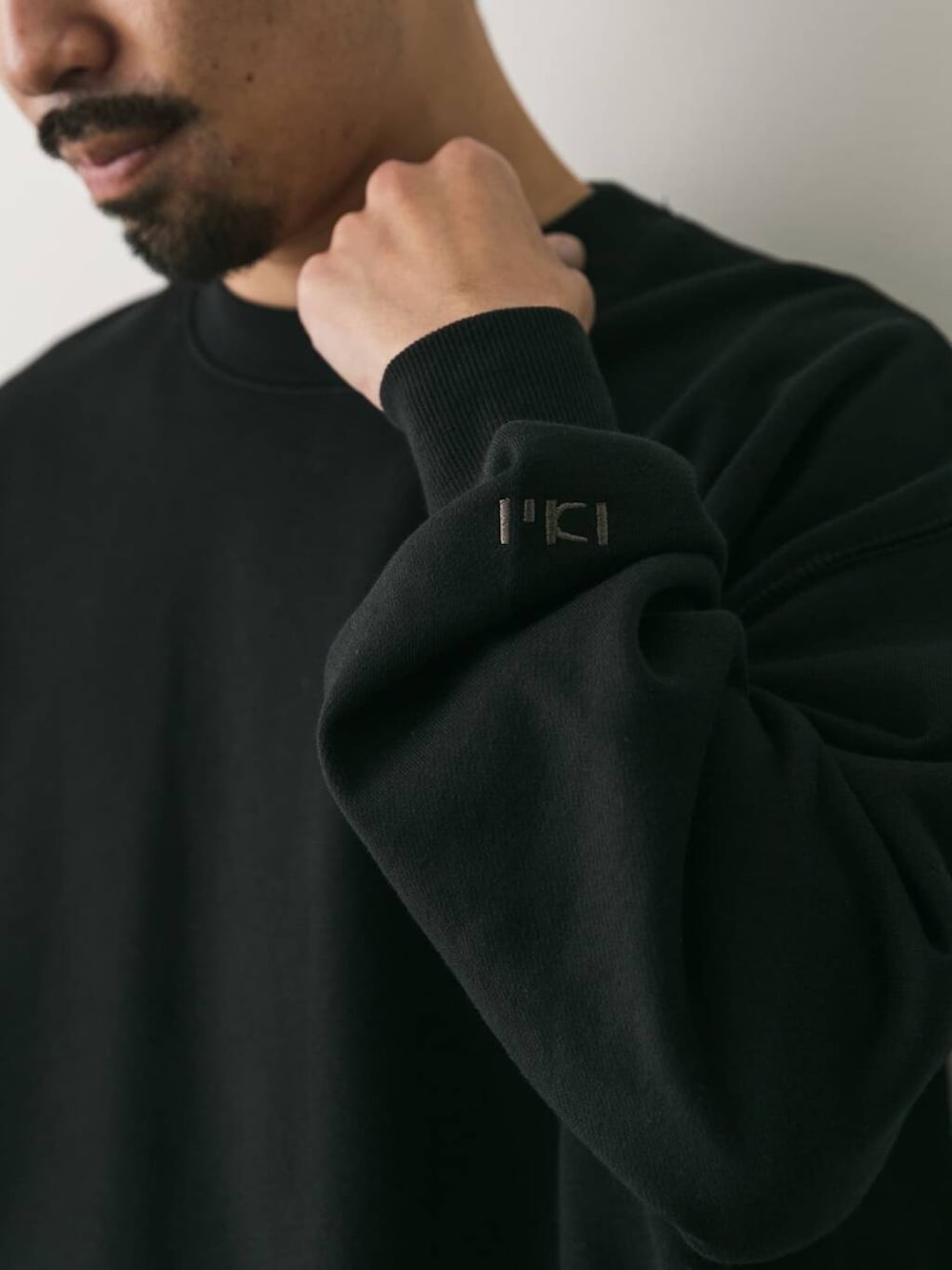 グリーン系のその他パンツ、ブラック系のスウェットを着用したメンズの秋コーディネートの3枚目の写真