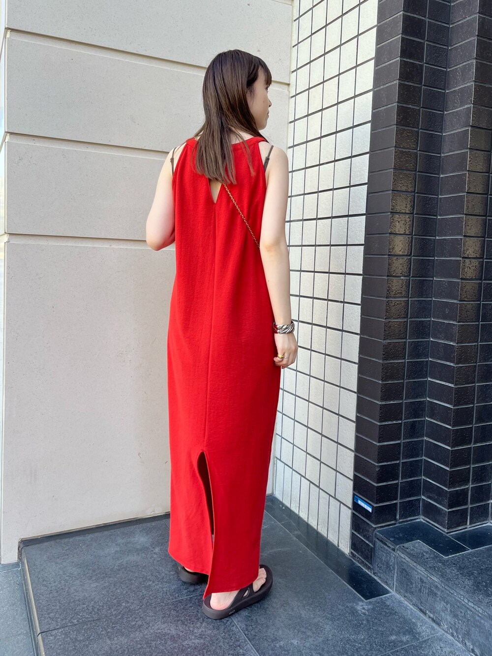 ブルー系のショルダーバッグ、レッド系のワンピースを着用したレディースの夏コーディネートの2枚目の写真