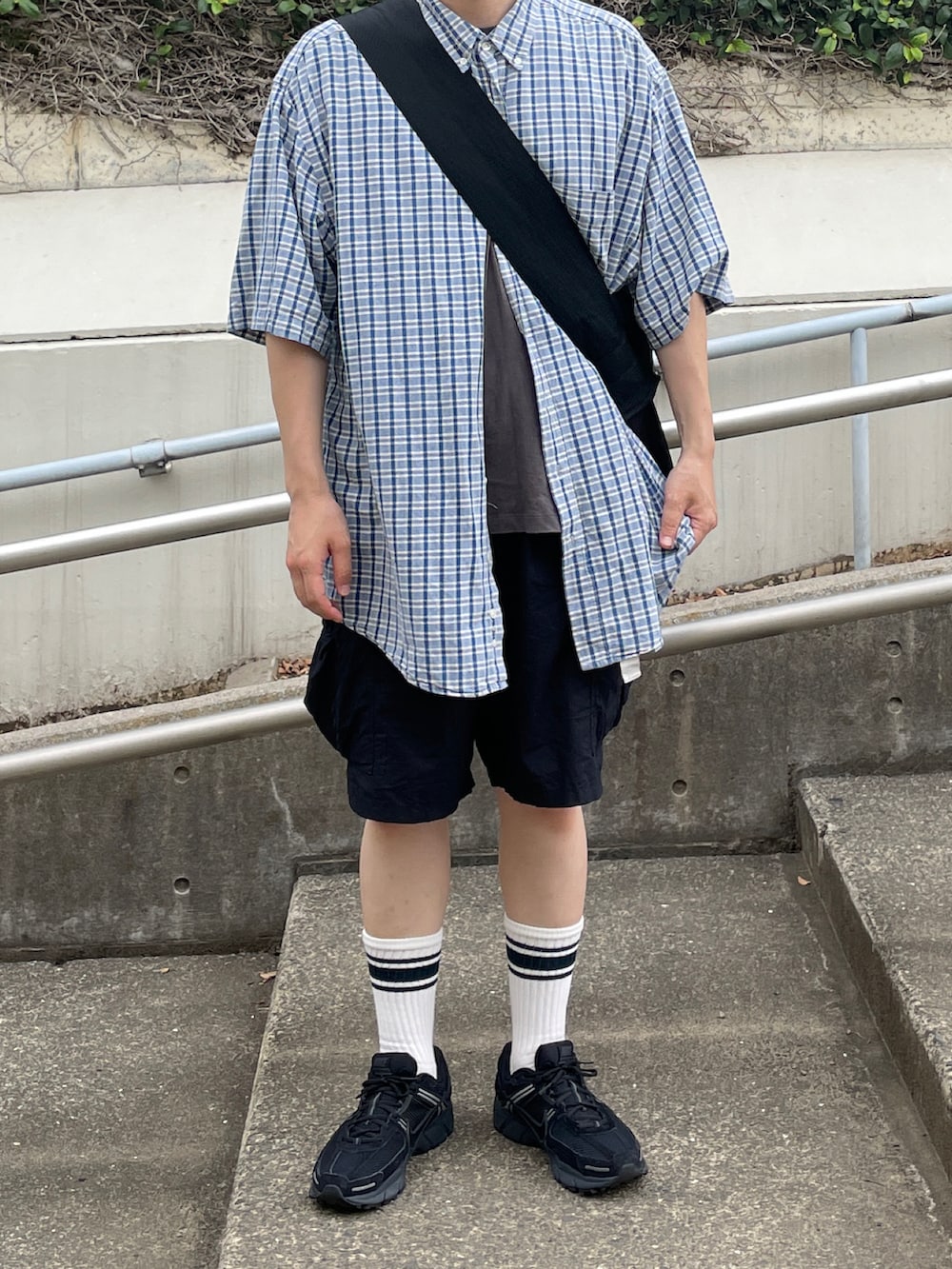 ブラック系のスニーカー、ブルー系のシャツ/ブラウス、ブラック系のカーゴパンツを着用したメンズの夏コーディネートの2枚目の写真