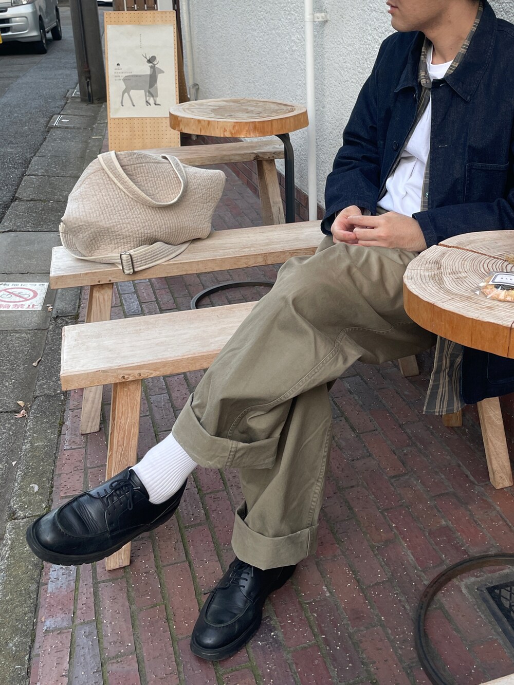 ブラック系のシューズ、グリーン系のカーゴパンツ、ブルー系のデニムジャケットを着用したメンズの秋コーディネートの2枚目の写真