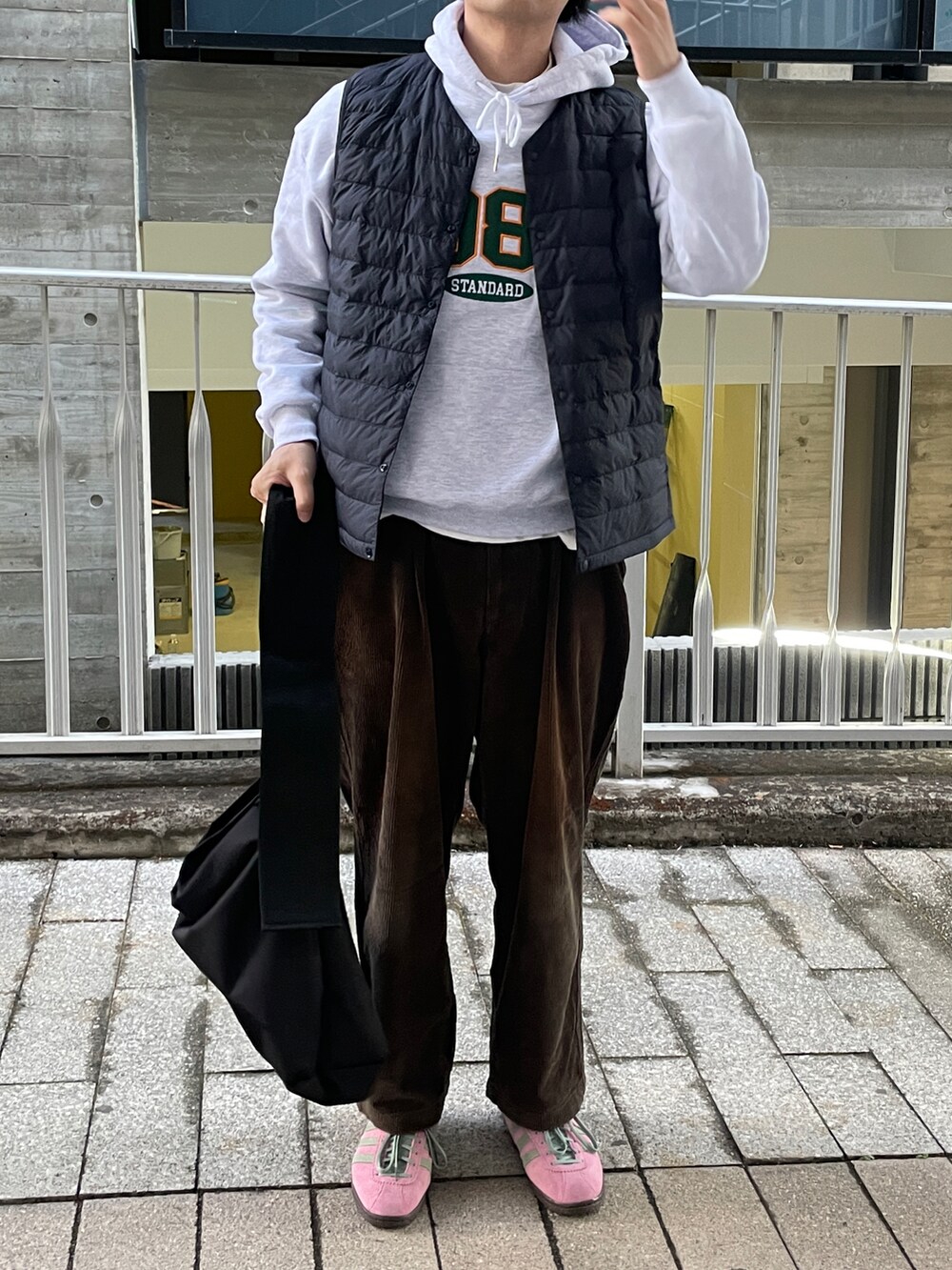 その他のパンツ、ブルー系のジャケット/アウター、ピンク系のスニーカーを着用したメンズの冬コーディネートの2枚目の写真