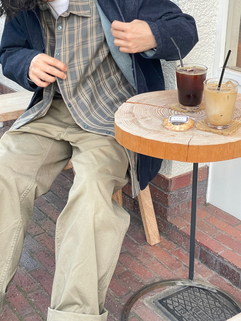 ブラック系のシューズ、グリーン系のカーゴパンツ、ブルー系のデニムジャケットを着用したメンズの秋コーディネートの3枚目の写真