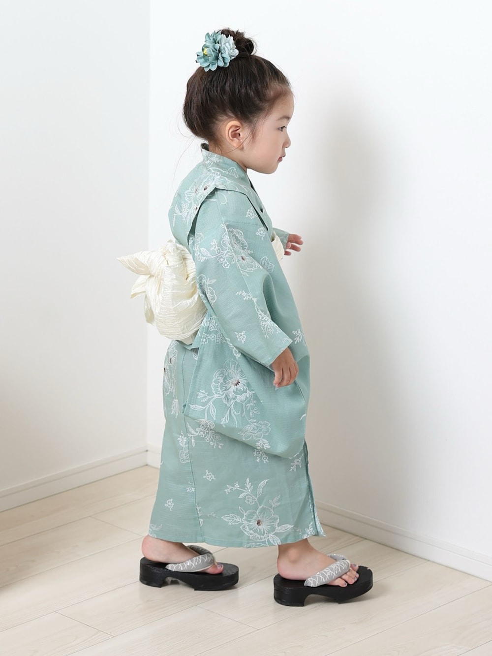 「キッズファッション、浴衣、夏コーデ、こどもコーデ、キッズ浴衣、3歳、３歳女の子、サマースタイル、夏祭り」｜「utataneのキッズ浴衣3点セット ミントに線描きの花（浴衣、グリーン系）」を使った、MIKAさん（骨格ナチュラル・キッズ・100cm）の夏コーディネートの2枚目の写真
