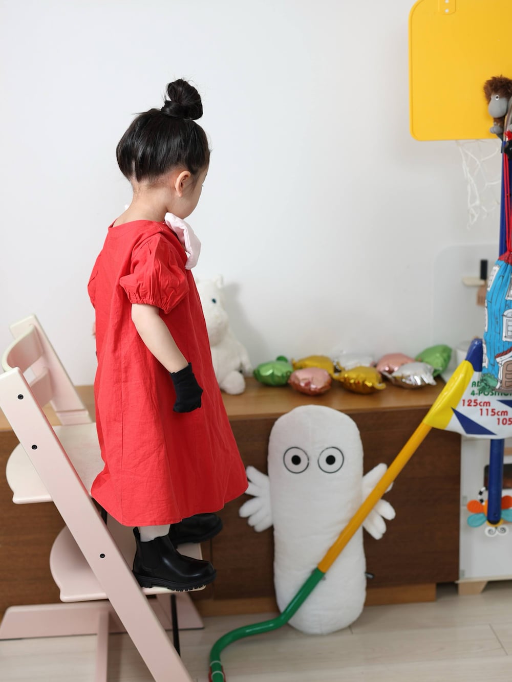 「ベビーファッション、リトルミイ、赤ワンピース、ワンピース、ショートブーツ、春服みてみて、ナチュラル、コスプレ、３歳女の子」｜「Roraのアイテム（ワンピース、レッド系）」を使った、MIKAさん（骨格ナチュラル・キッズ・100cm）の春コーディネートの2枚目の写真