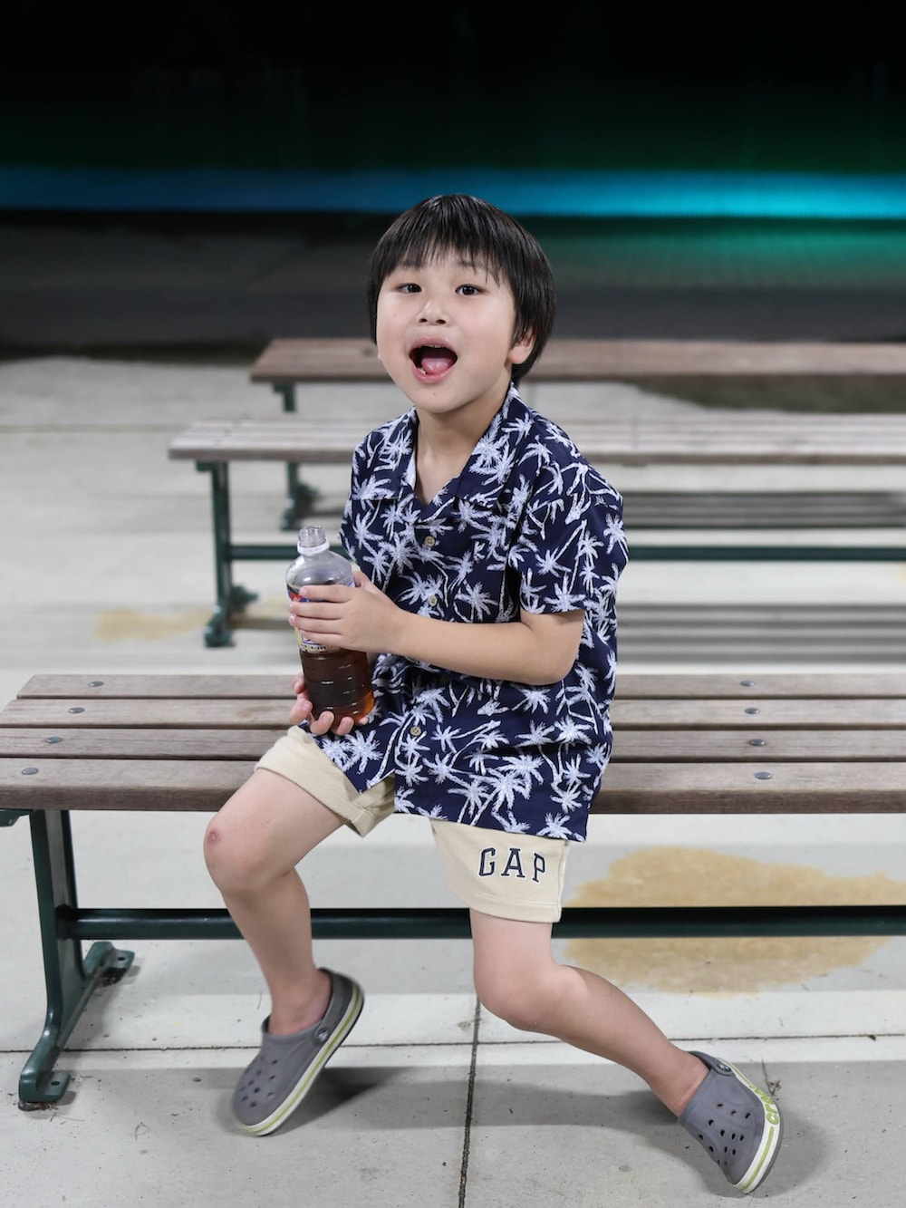 ブルー系のシャツ/ブラウスを着用したキッズの夏コーディネートの2枚目の写真