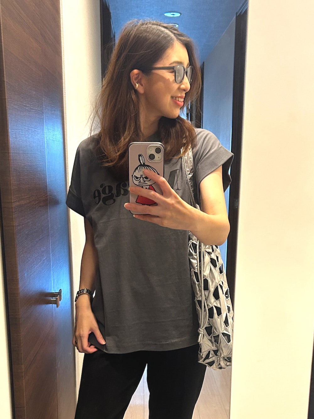 「Tシャツ、コカ(coca)、coca、アラフォー、ママコーデ、ママファッション、プチプラ、プチプラコーデ、ラフコーデ、サンダル、夏コーデ」｜「OOFOSの【HEREIAM】OOFOS（ウーフォス）OOriginal（サンダル、ブラック系）」を使った、MIKAさん（骨格ナチュラル・レディース・161cm）の夏コーディネートの2枚目の写真