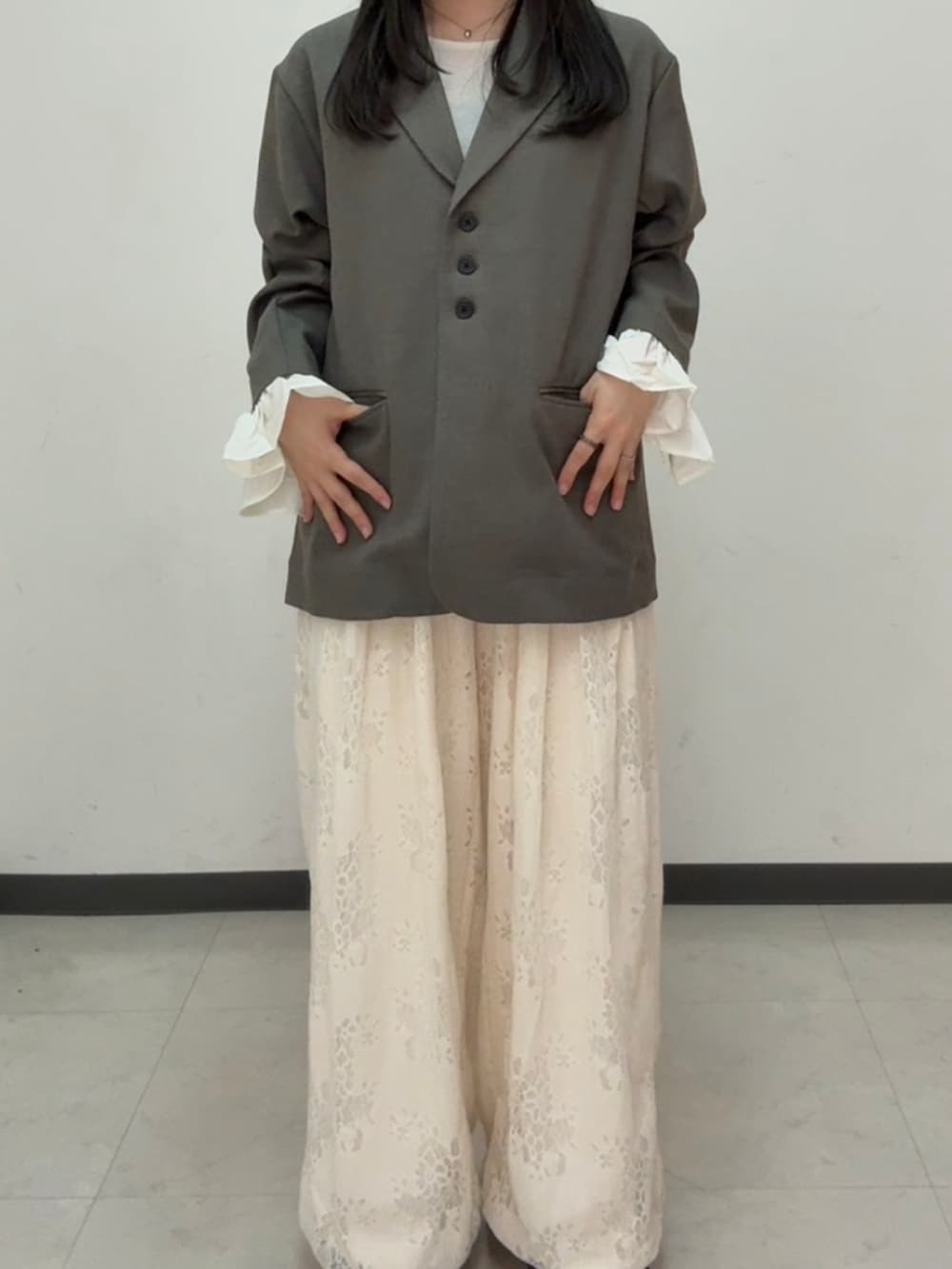 ホワイト系のその他パンツ、ホワイト系のTシャツ/カットソー、グレー系のその他アウターを着用したレディースの春コーディネートの2枚目の写真