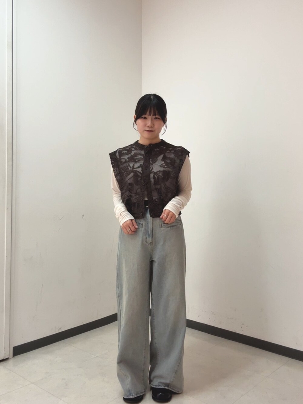 ブラウン系のシャツ/ブラウス、ブルー系のデニムパンツ、ホワイト系のTシャツ/カットソーを着用したレディースの春コーディネートの2枚目の写真