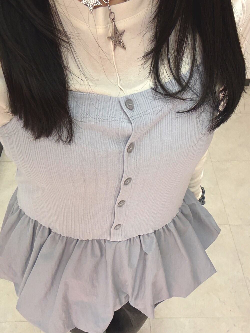 ホワイト系のTシャツ/カットソー、ブラック系のデニムパンツを着用したレディースの冬コーディネートの2枚目の写真