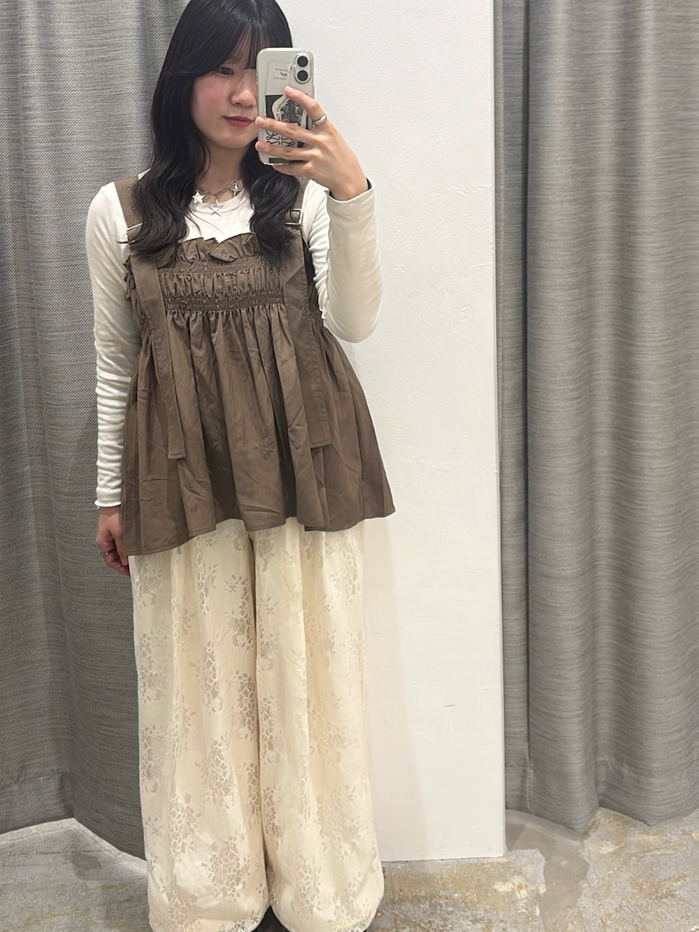 グリーン系のその他トップス、ホワイト系のその他パンツを着用したレディースの春コーディネートの2枚目の写真