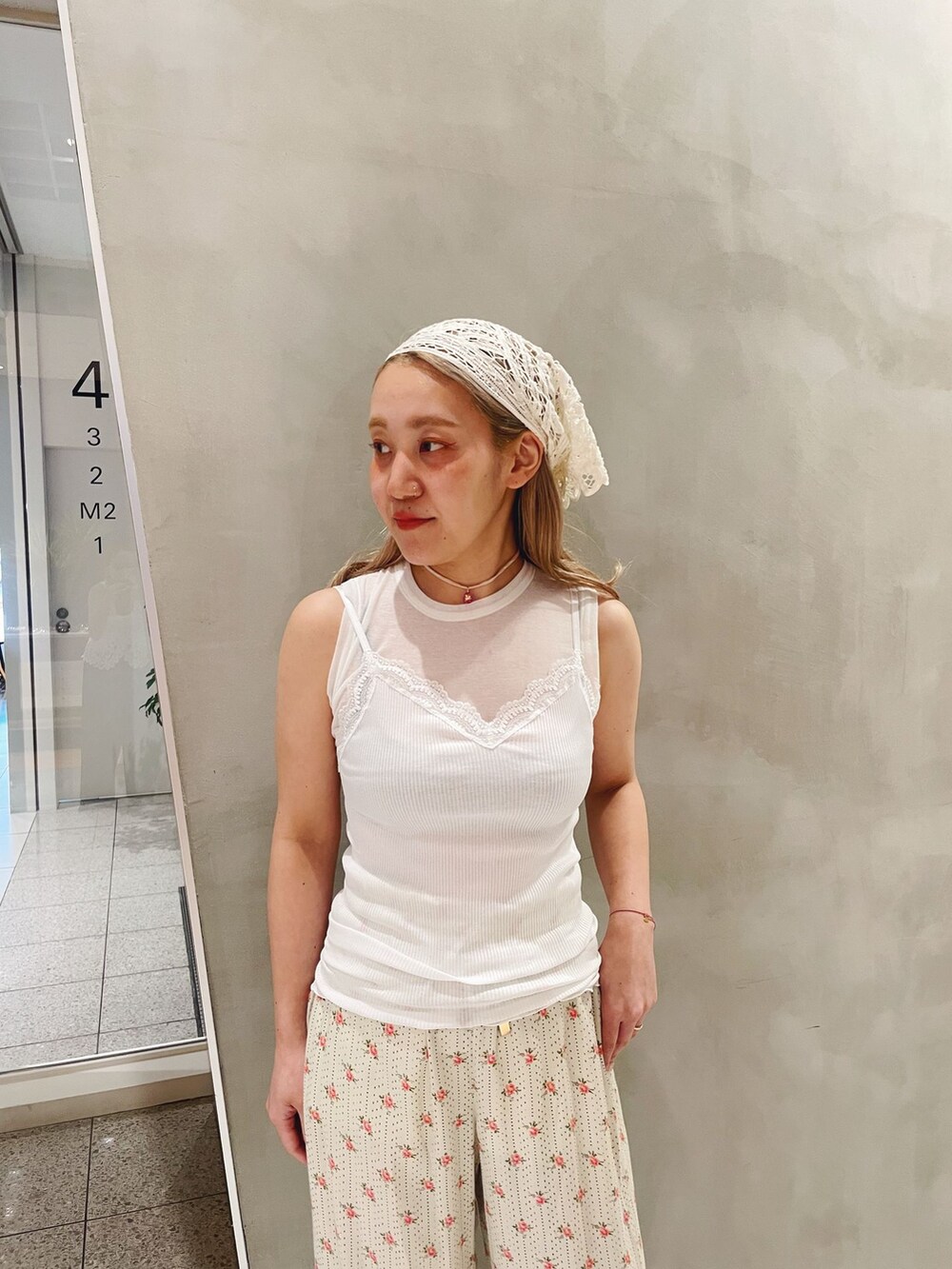ホワイト系のタンクトップを着用したレディースの夏コーディネートの3枚目の写真