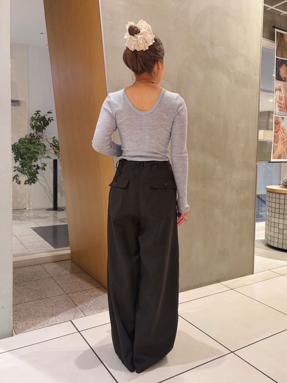 グリーン系のその他パンツ、グレー系のTシャツ/カットソー、ホワイト系のショルダーバッグを着用したレディースの秋コーディネートの2枚目の写真