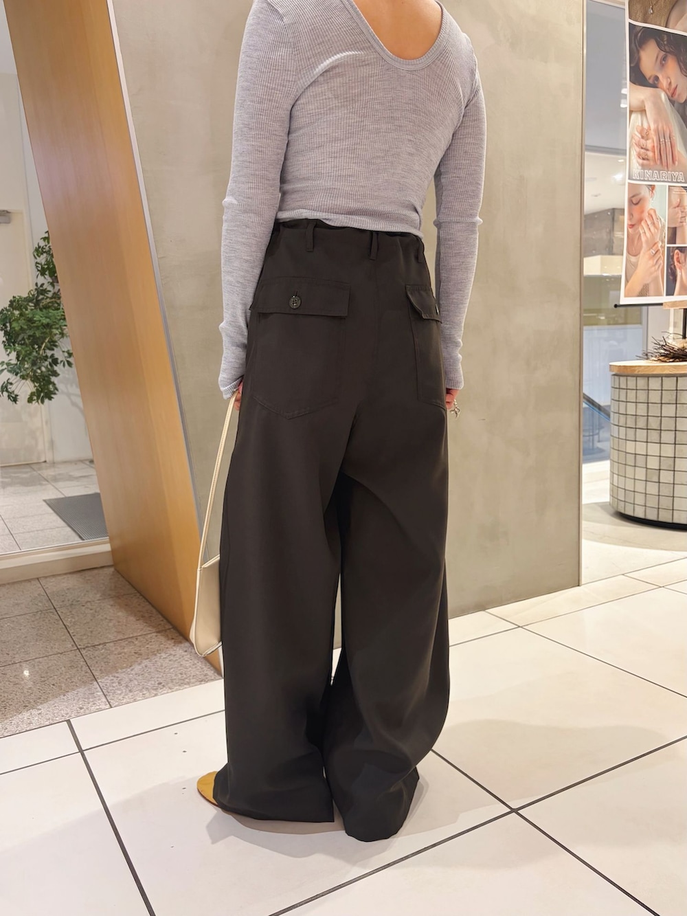 グリーン系のその他パンツ、グレー系のTシャツ/カットソー、ホワイト系のショルダーバッグを着用したレディースの秋コーディネートの5枚目の写真
