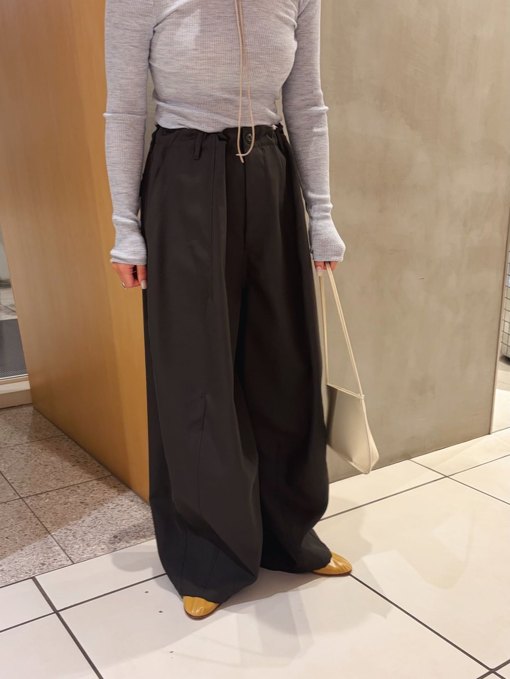 グリーン系のその他パンツ、グレー系のTシャツ/カットソー、ホワイト系のショルダーバッグを着用したレディースの秋コーディネートの4枚目の写真