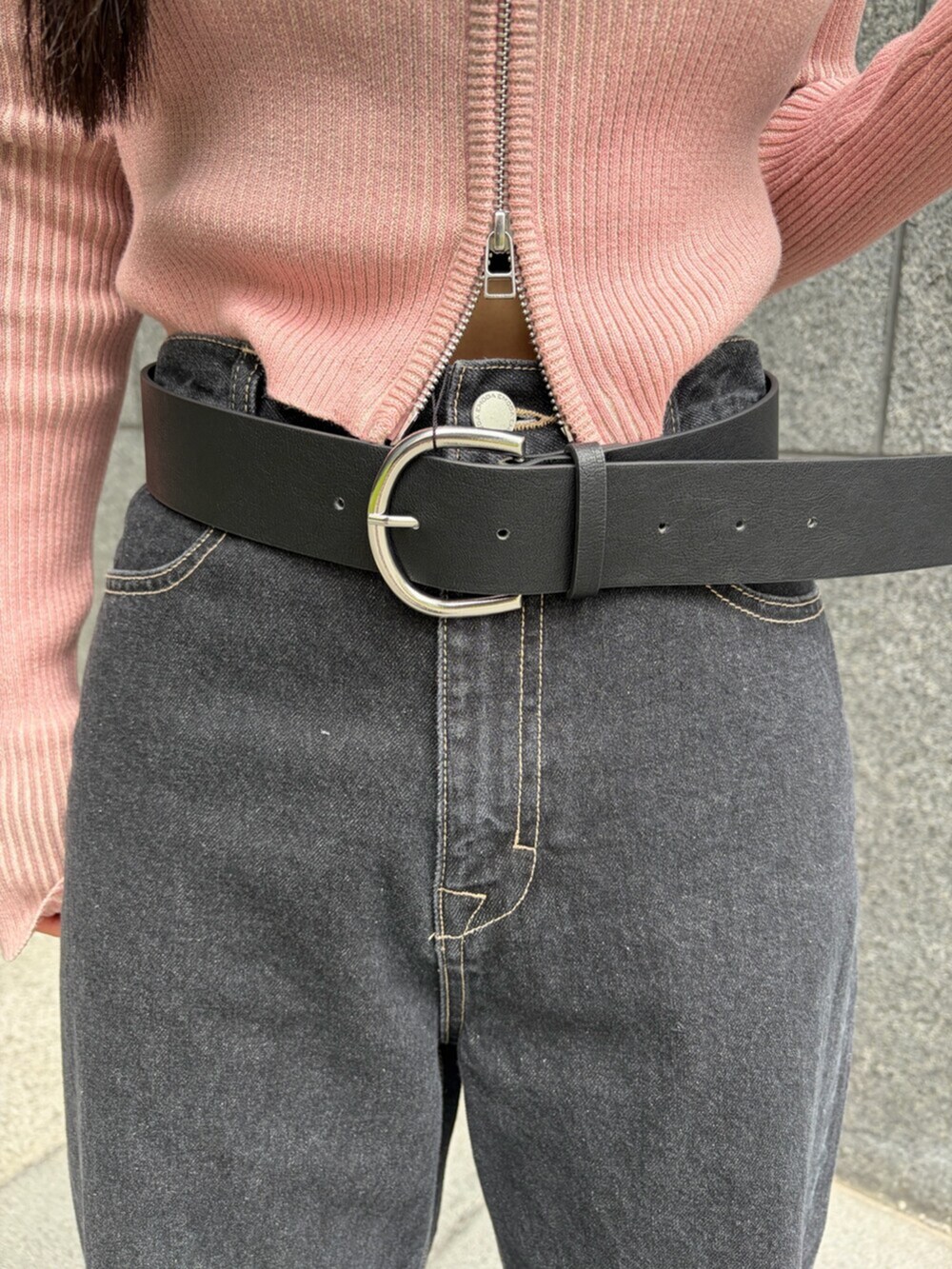 ピンク系のニット/セーター、ブルー系のデニムパンツ、ブラック系のブーツを着用したレディースの春コーディネートの5枚目の写真